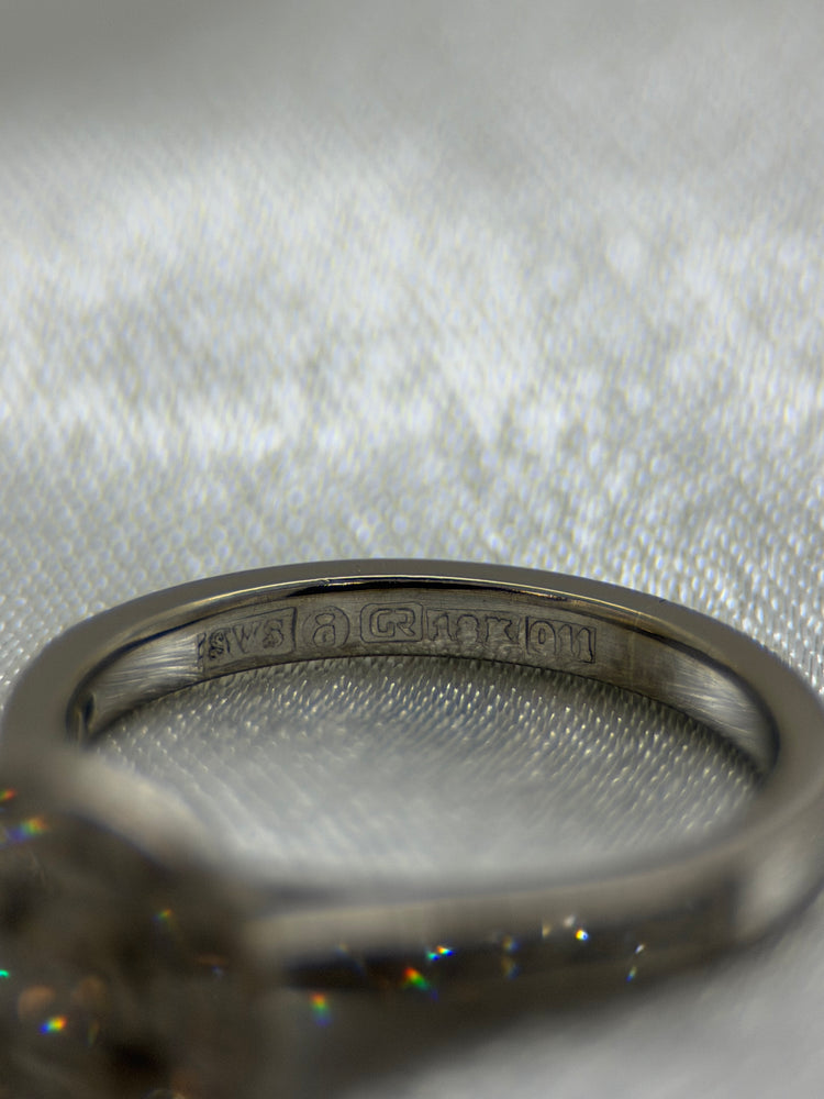 18K Diamantring – 0.25 ct centralt + kransinfattning, Storlek 50