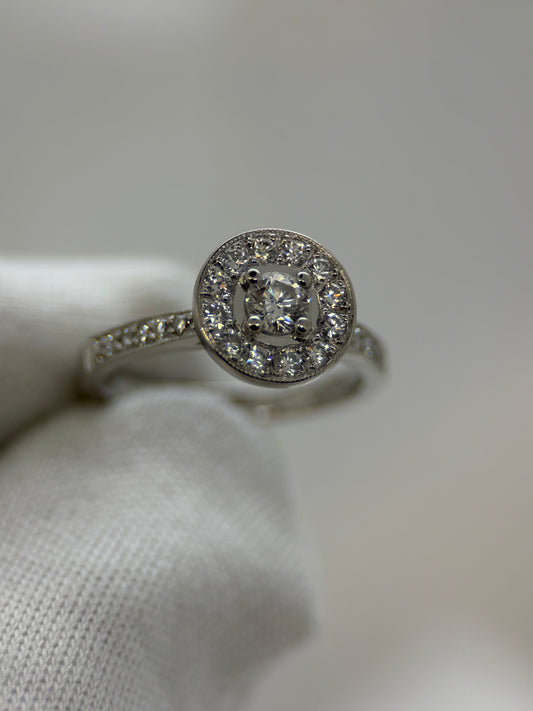 18K Diamantring – 0.25 ct centralt + kransinfattning, Storlek 50