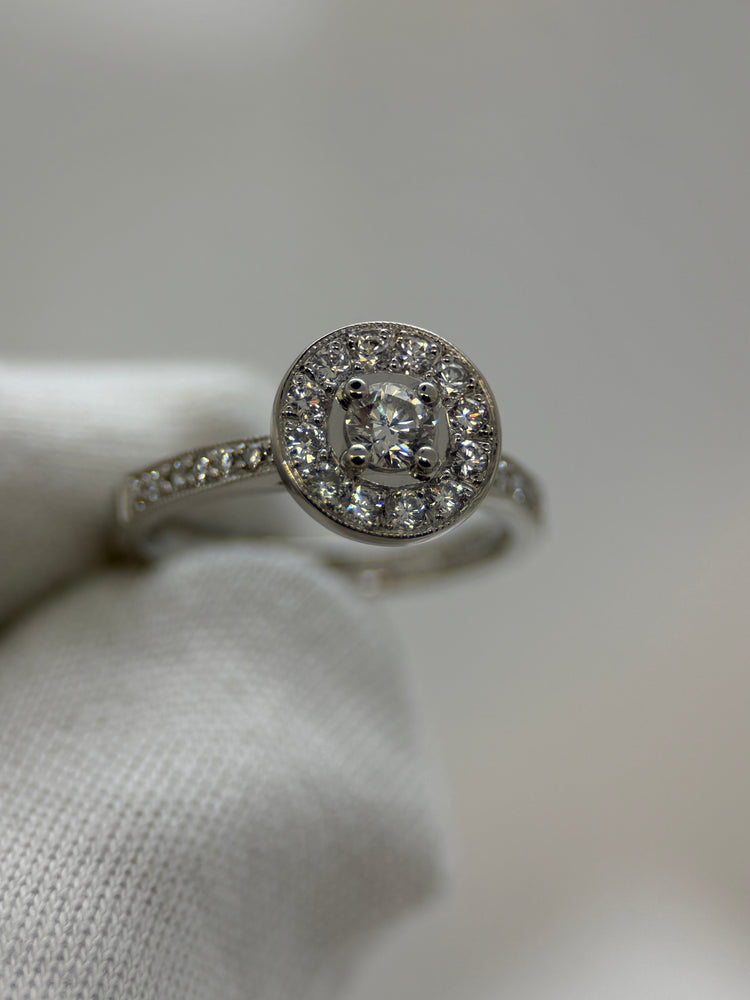 18K Diamantring – 0.25 ct centralt + kransinfattning, Storlek 50