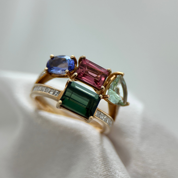 18K Cocktailring med turmaliner, tanzanit och diamanter – Emerald & Co