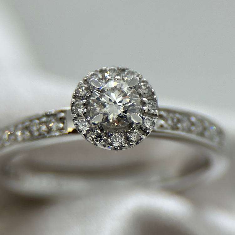 18K Halo-diamantring från Schalins