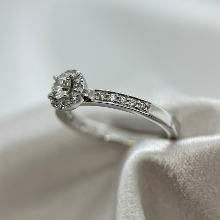 18K Halo-diamantring från Schalins