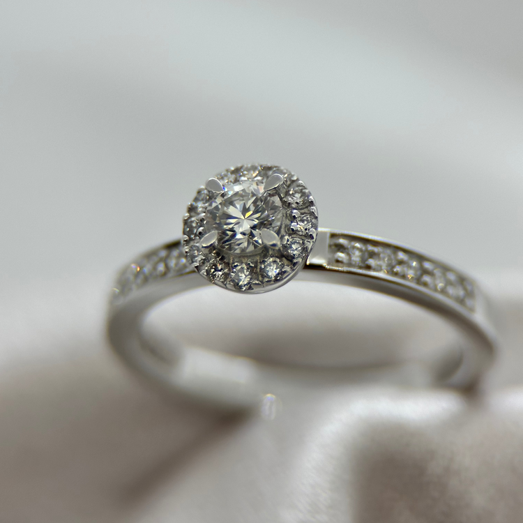 18K Halo-diamantring från Schalins