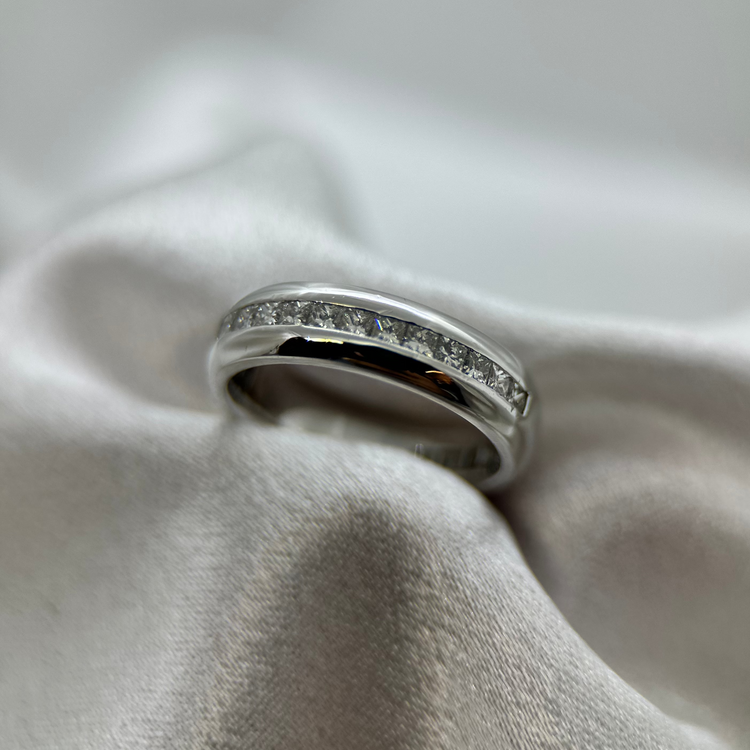 18K Vigselring med Prinsesslipade diamanter 0,40 ct