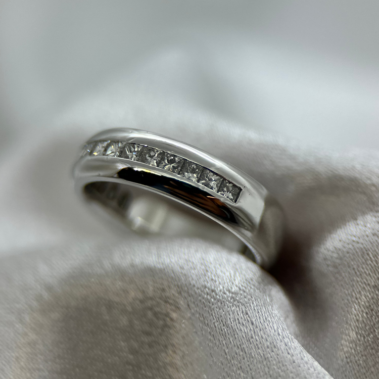 18K Vigselring med Prinsesslipade diamanter 0,40 ct