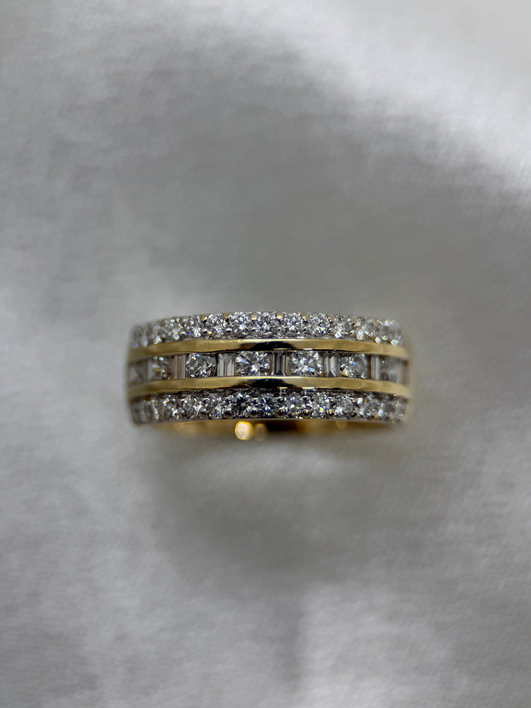 18K Diamond Ring – Wide Design with Brilliant and Baguette Cut Diamonds, approx. 1.00 ct, Size 52