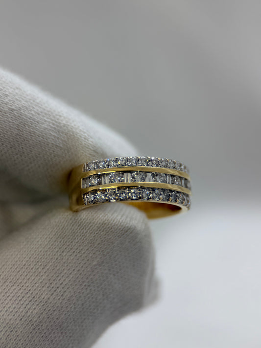 18K Diamantring – Bred design med briljant- och baguetteslipade diamanter, ca 1.00 ct, Storlek 52