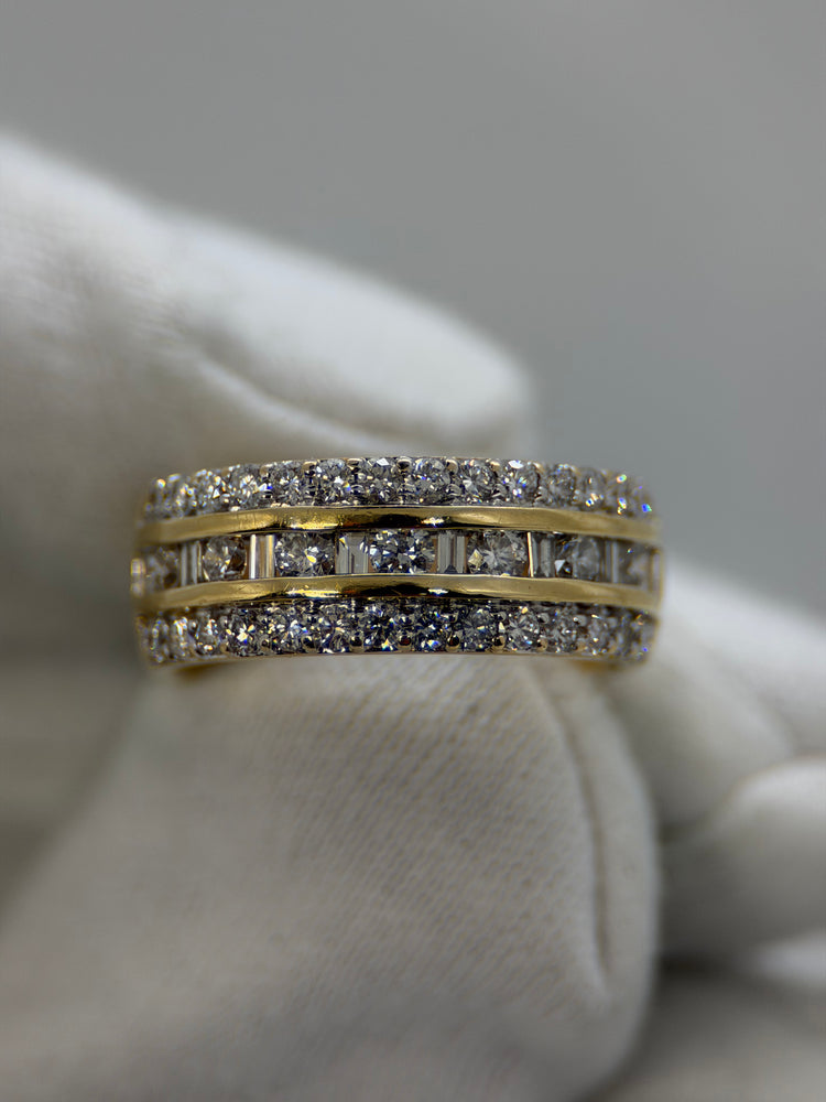 18K Diamond Ring – Wide Design with Brilliant and Baguette Cut Diamonds, approx. 1.00 ct, Size 52