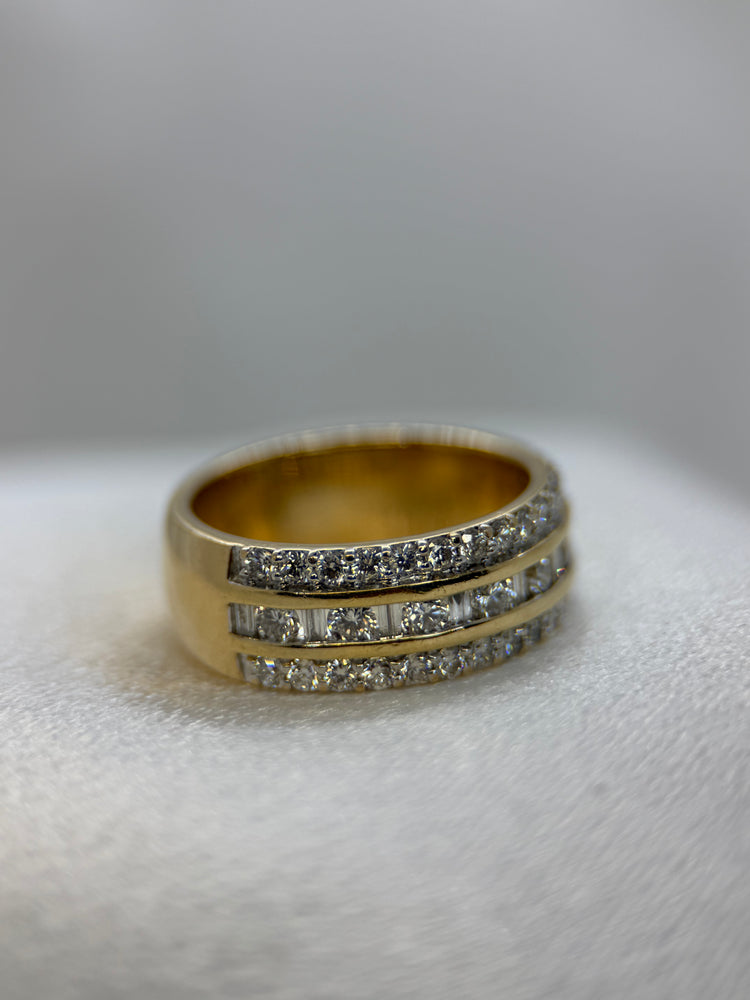 18K Diamond Ring – Wide Design with Brilliant and Baguette Cut Diamonds, approx. 1.00 ct, Size 52