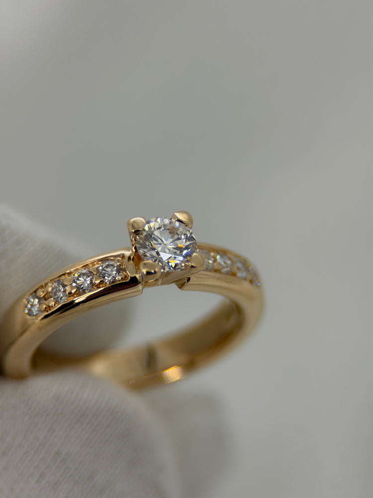 18K Diamantring med klofatning – 0.64 ct totalt, Storlek 53