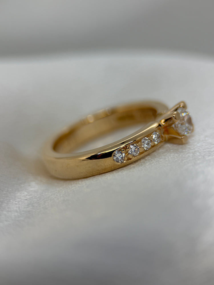 18K Diamantring med klofatning – 0.64 ct totalt, Storlek 53