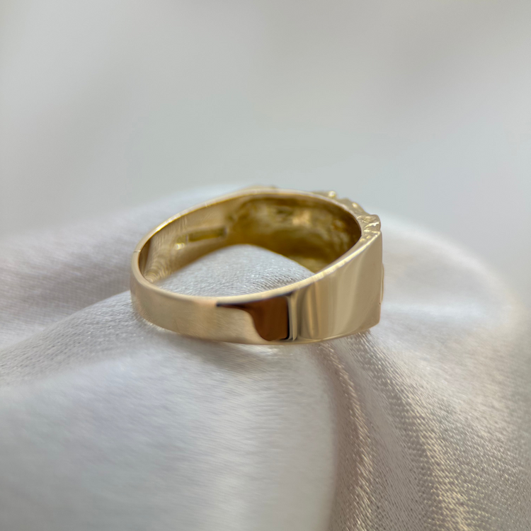 18K Klackring med Abstrakt Reliefmönster