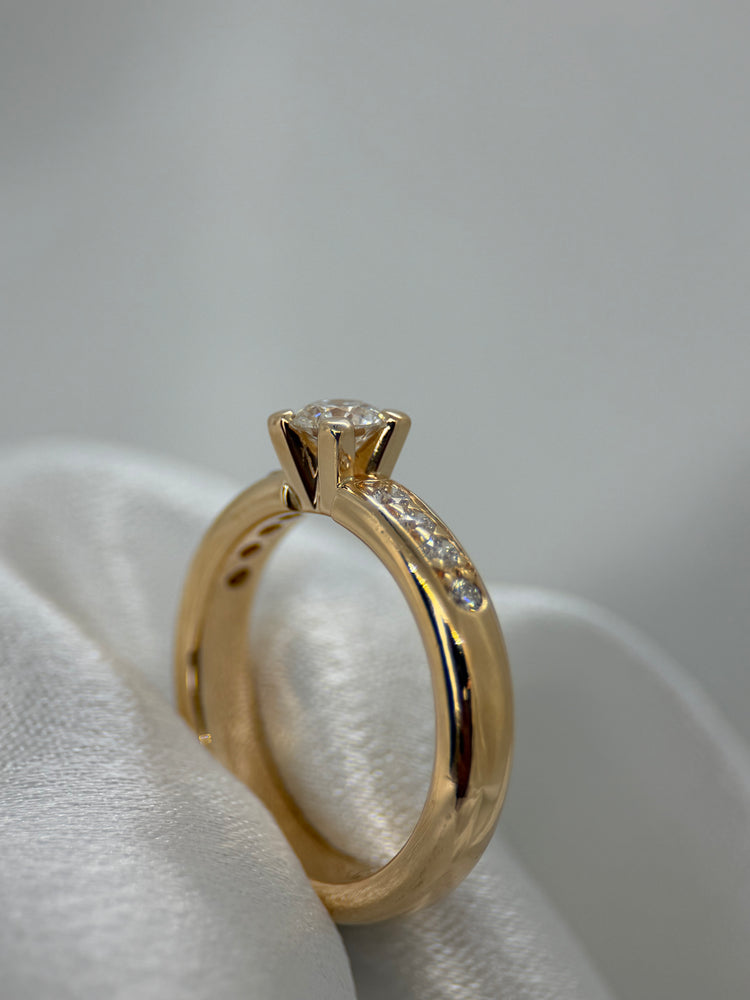 18K Diamantring med klofatning – 0.64 ct totalt, Storlek 53