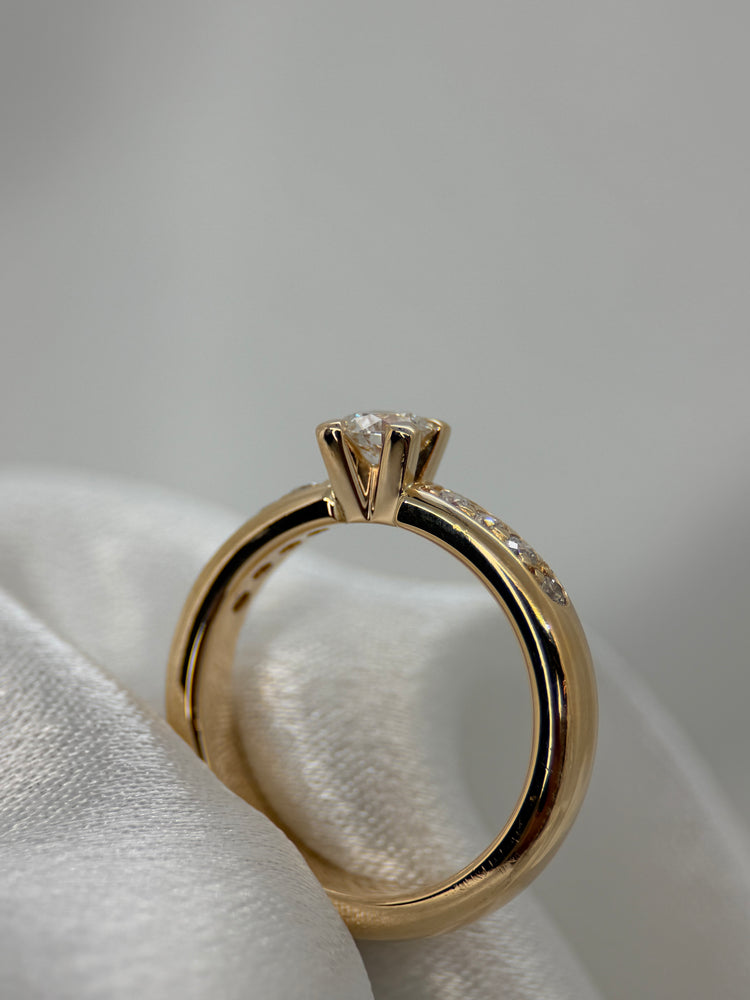 18K Diamantring med klofatning – 0.64 ct totalt, Storlek 53