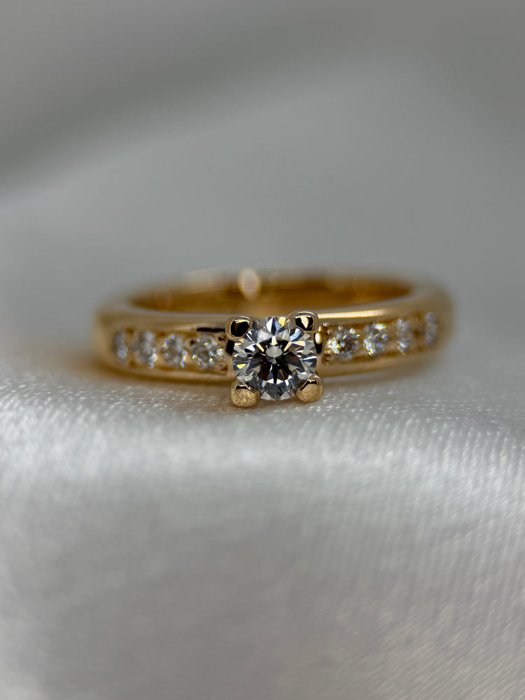 18K Diamantring med klofatning – 0.64 ct totalt, Storlek 53