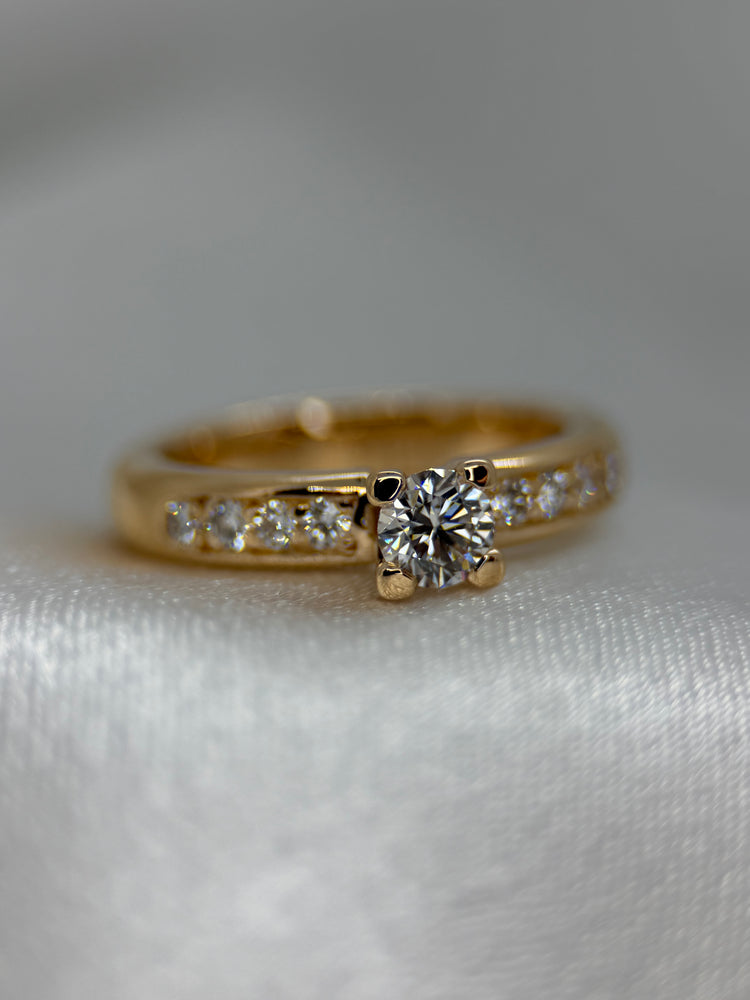 18K Diamantring med klofatning – 0.64 ct totalt, Storlek 53