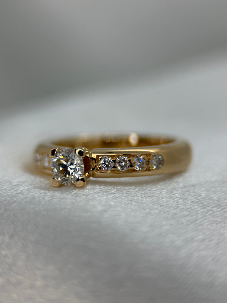 18K Diamantring med klofatning – 0.64 ct totalt, Storlek 53