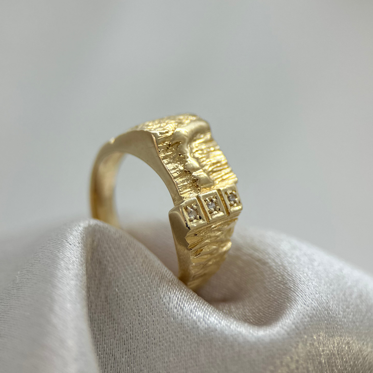 18K Klackring med Tre Briljantslipade Diamanter