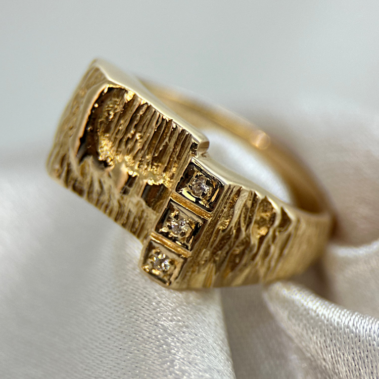 18K Klackring med Tre Briljantslipade Diamanter