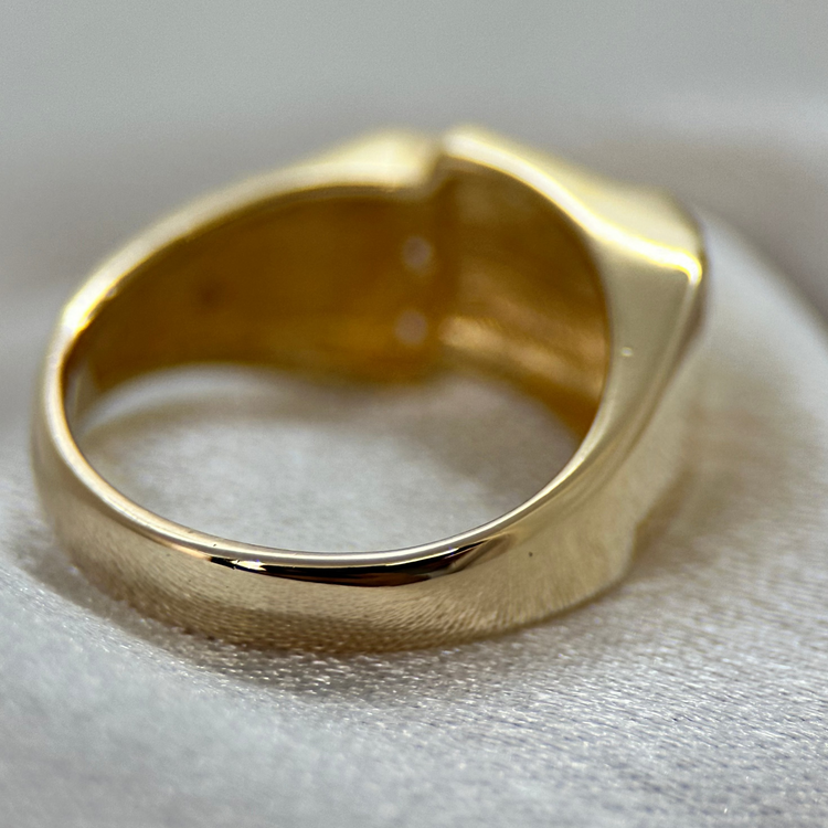 18K Klackring med Tre Briljantslipade Diamanter