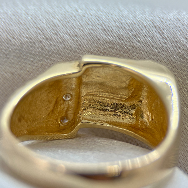 18K Klackring med Tre Briljantslipade Diamanter