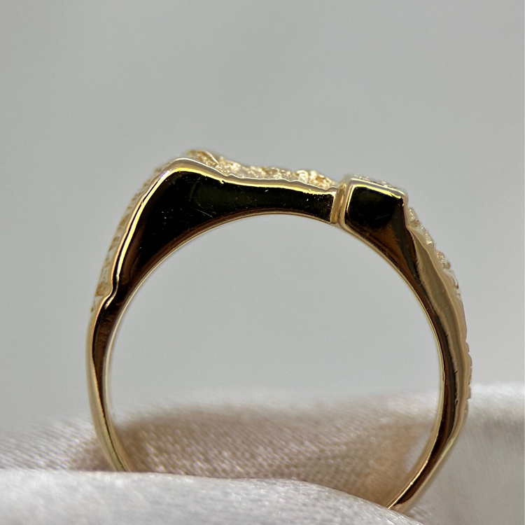 18K Klackring med Tre Briljantslipade Diamanter