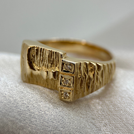 18K Klackring med Tre Briljantslipade Diamanter