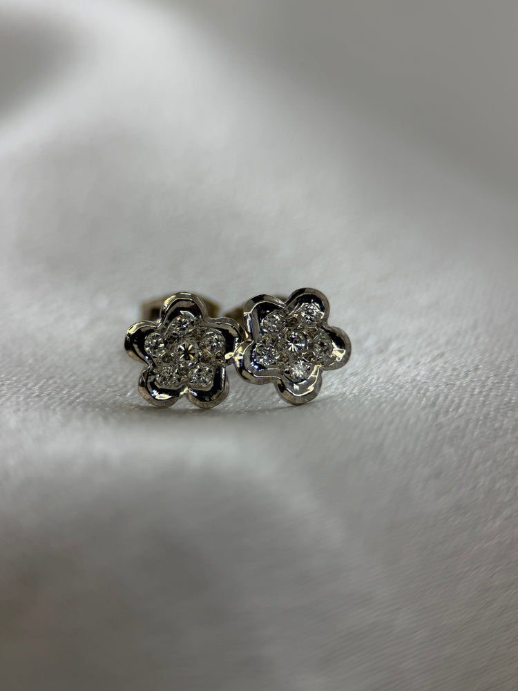 18K Diamantörhängen – Blomma, 0.06 ct