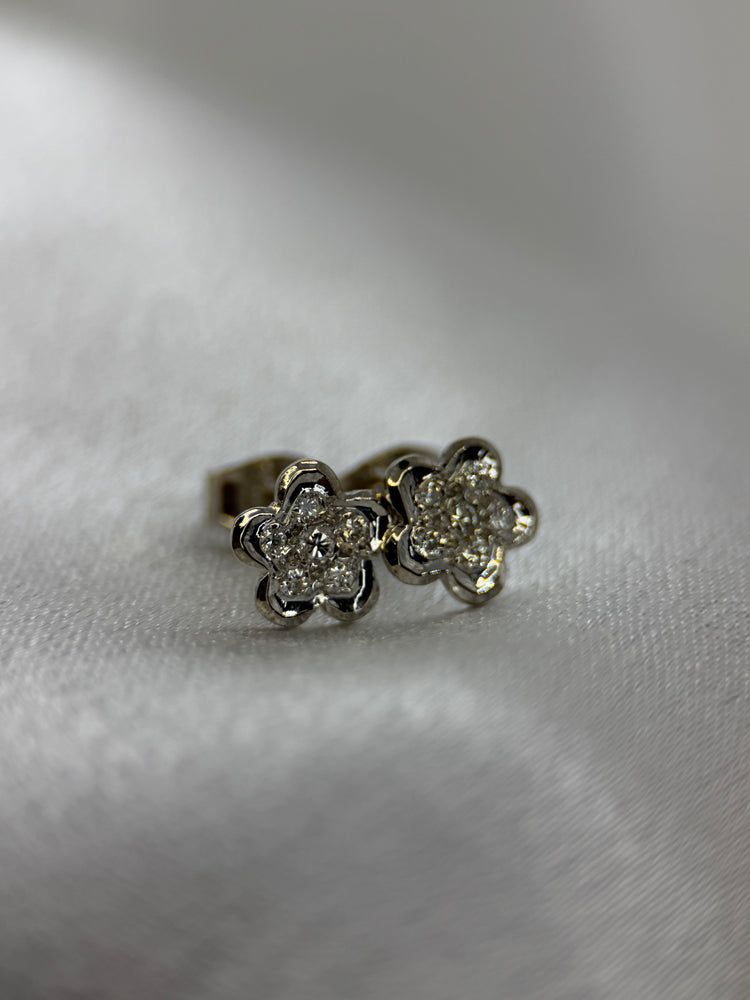 18K Diamantörhängen – Blomma, 0.06 ct