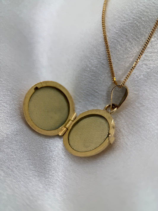18K Gold Locket – Engraved Floral Motif, 5.0g