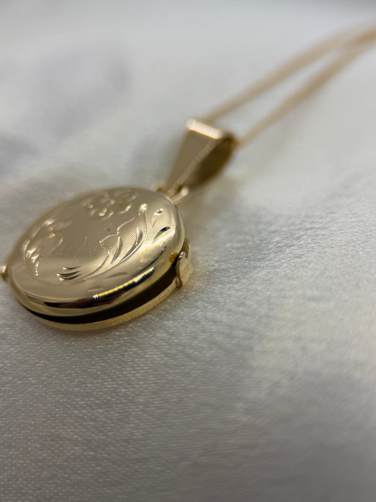 18K Guldmedaljong – Graverat blomstermotiv, 5.0g