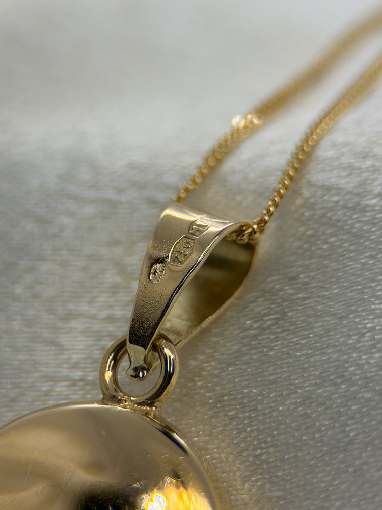 18K Guldmedaljong – Graverat blomstermotiv, 5.0g