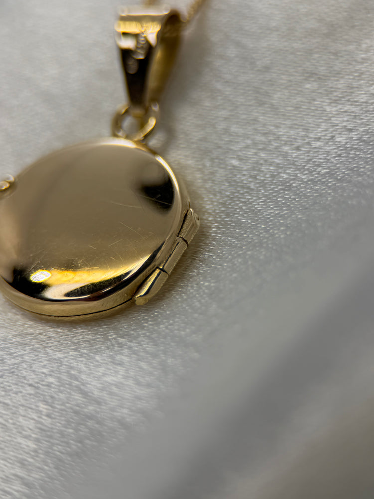 18K Guldmedaljong – Graverat blomstermotiv, 5.0g