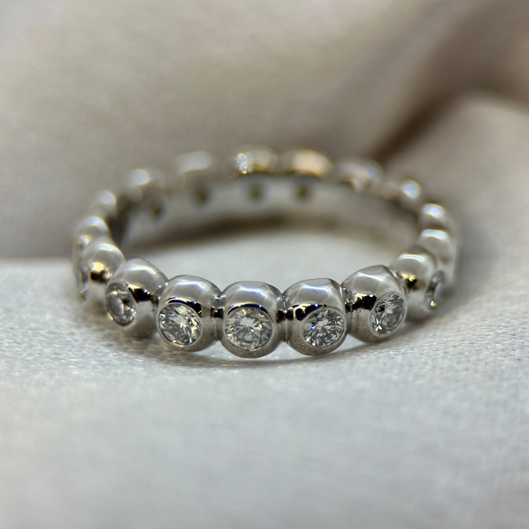 18K Alliansring med diamanter 0,85 ct