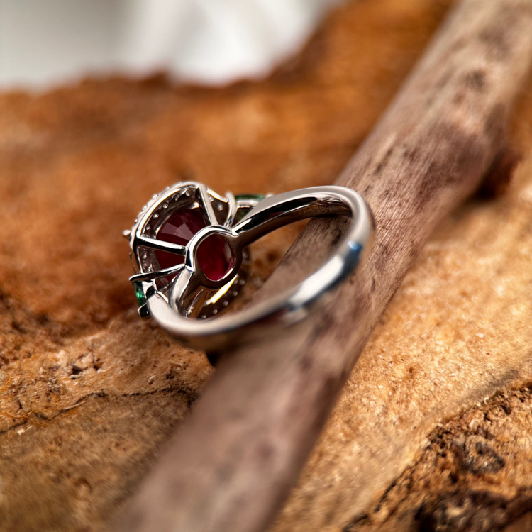 14K Kuddslipad Turmalin, Tsavorit & Diamanthalo-Ring