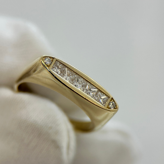 18K Diamantring i Navetteform med Prinsesslipade Stenar