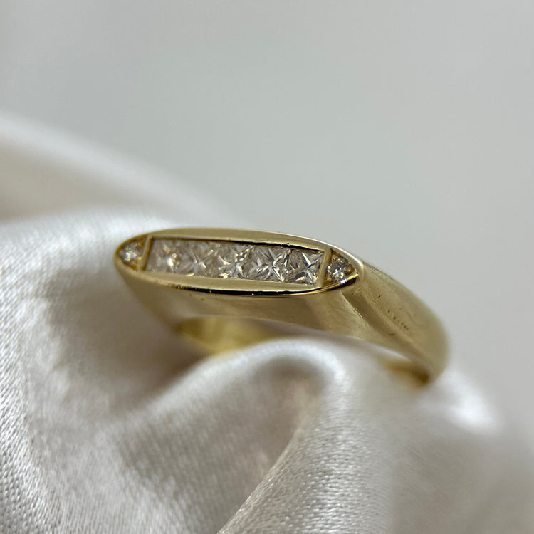 18K Diamantring i Navetteform med Prinsesslipade Stenar