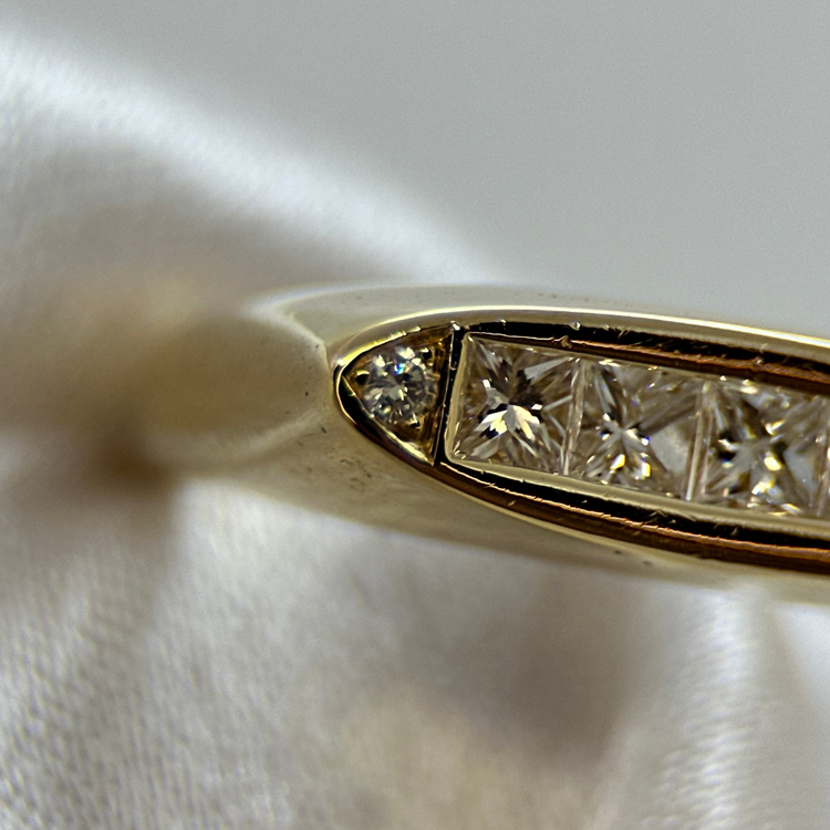 18K Diamantring i Navetteform med Prinsesslipade Stenar