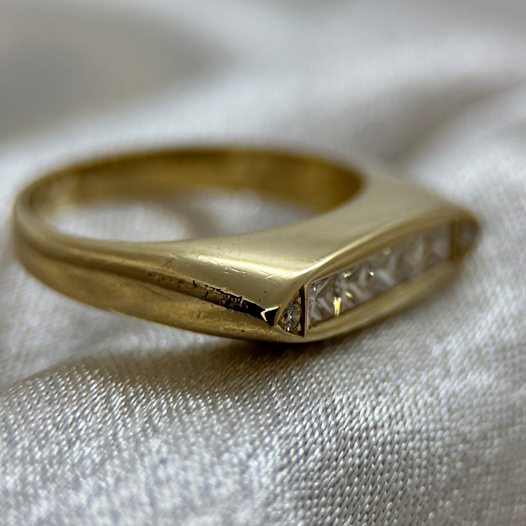 18K Diamantring i Navetteform med Prinsesslipade Stenar