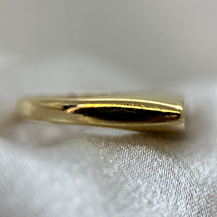 18K Diamantring i Navetteform med Prinsesslipade Stenar