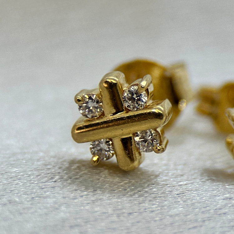 18K Diamantörhängen i Korsdesign - 0,12ct