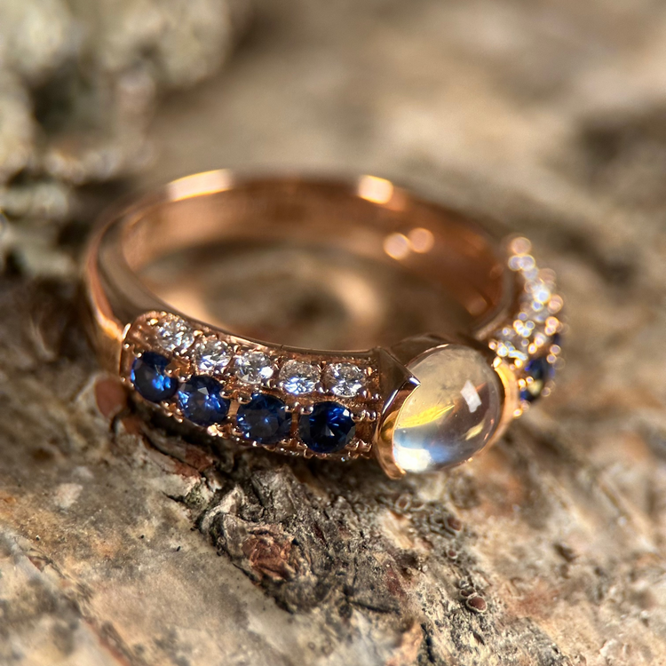 14K Roséguld Månsten Cabochon-Ring med Safir och Diamanter