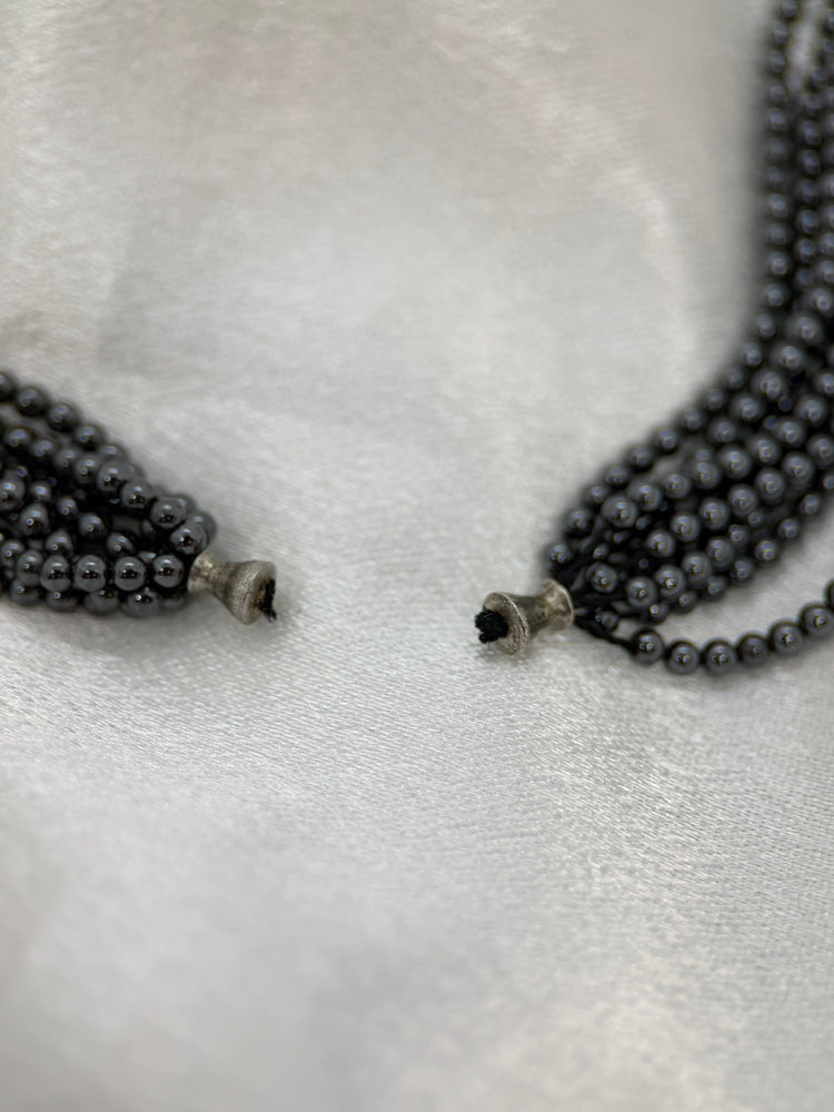 Ole Lyngaard: 14K Hematitpärlhalsband – 8 strängar, 43 cm