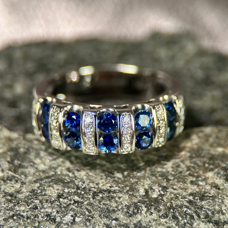 18K Vitguldsring med Safirer & Diamanter