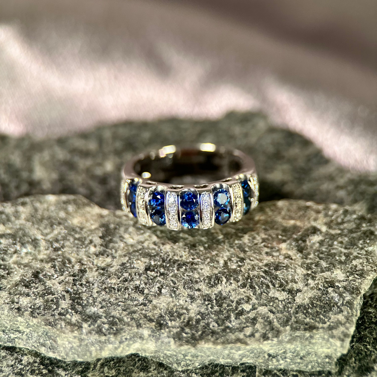 18K Vitguldsring med Safirer & Diamanter