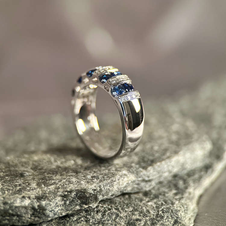 18K Vitguldsring med Safirer & Diamanter