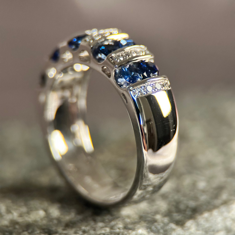 18K Vitguldsring med Safirer & Diamanter