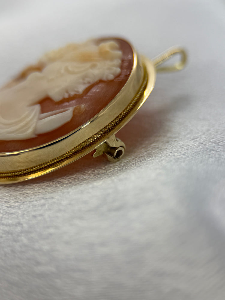 18K Snäckcamé hänge/brosch – Damsilhuett, 3.4 cm