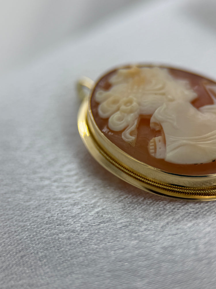 18K Snäckcamé hänge/brosch – Damsilhuett, 3.4 cm