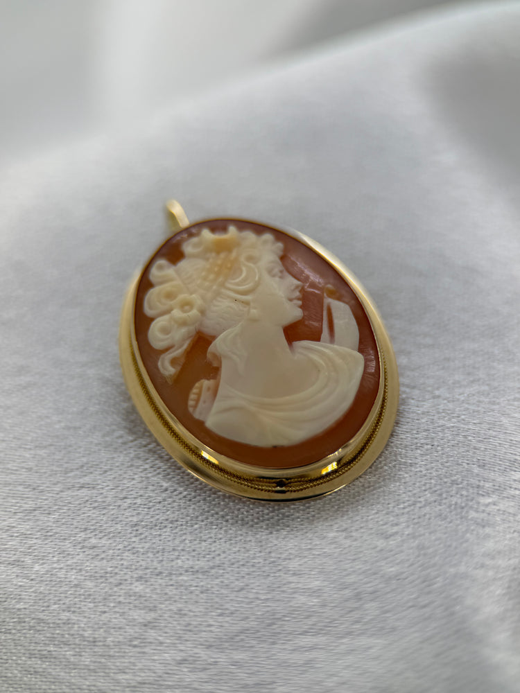 18K Snäckcamé hänge/brosch – Damsilhuett, 3.4 cm